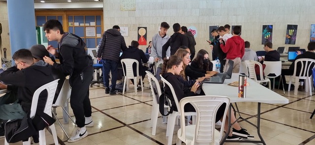 תלמידים עובדים בקבוצות