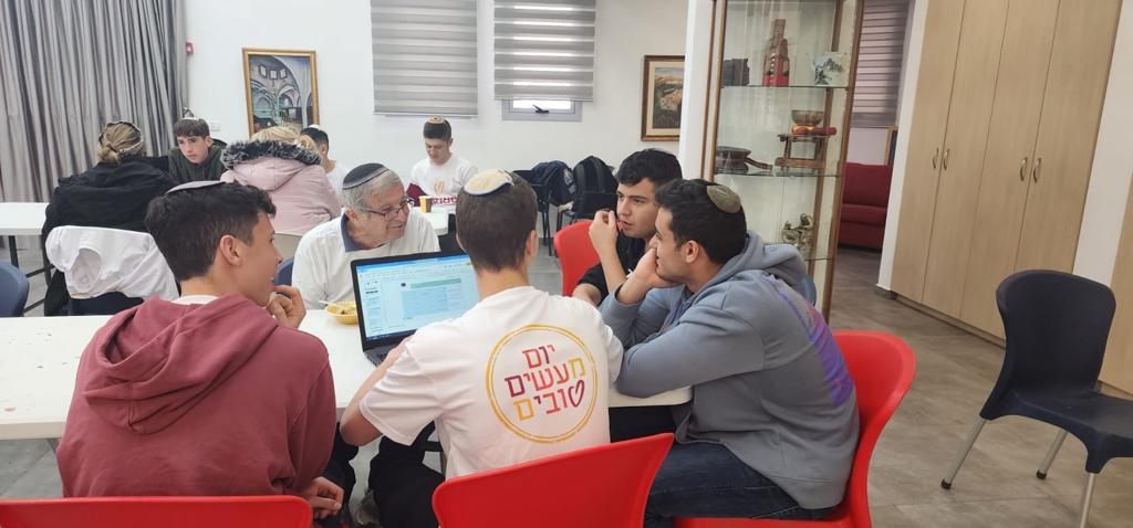 תלמידים לומדים בקבוצה עם מורה