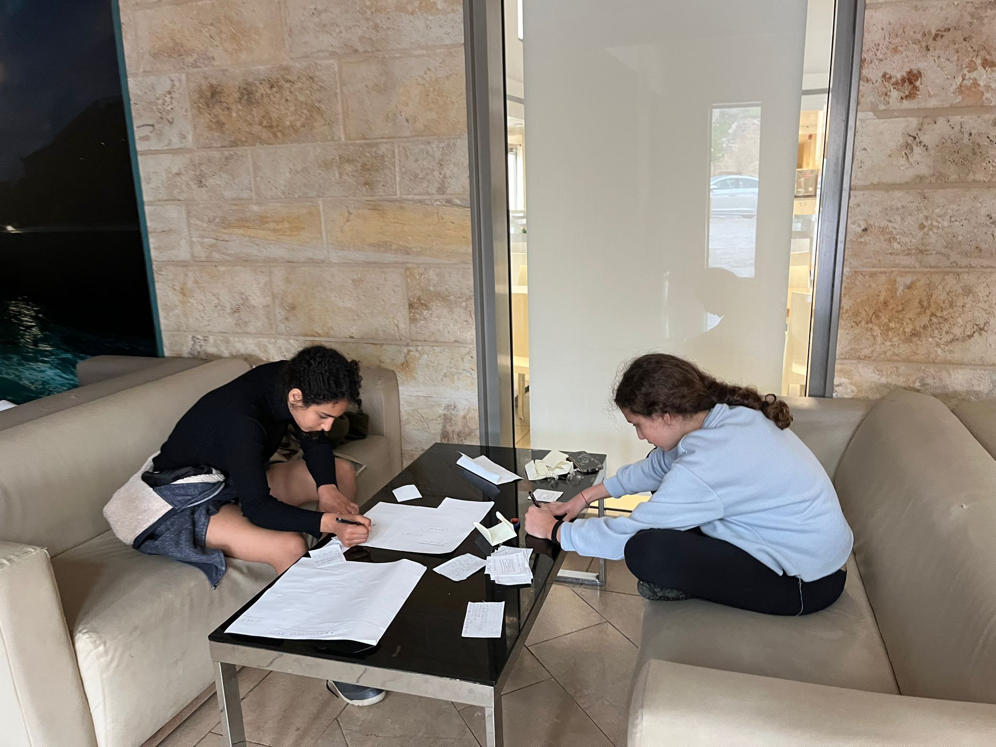 שתי תלמידות יושבות ולומדות בלובי של מלון