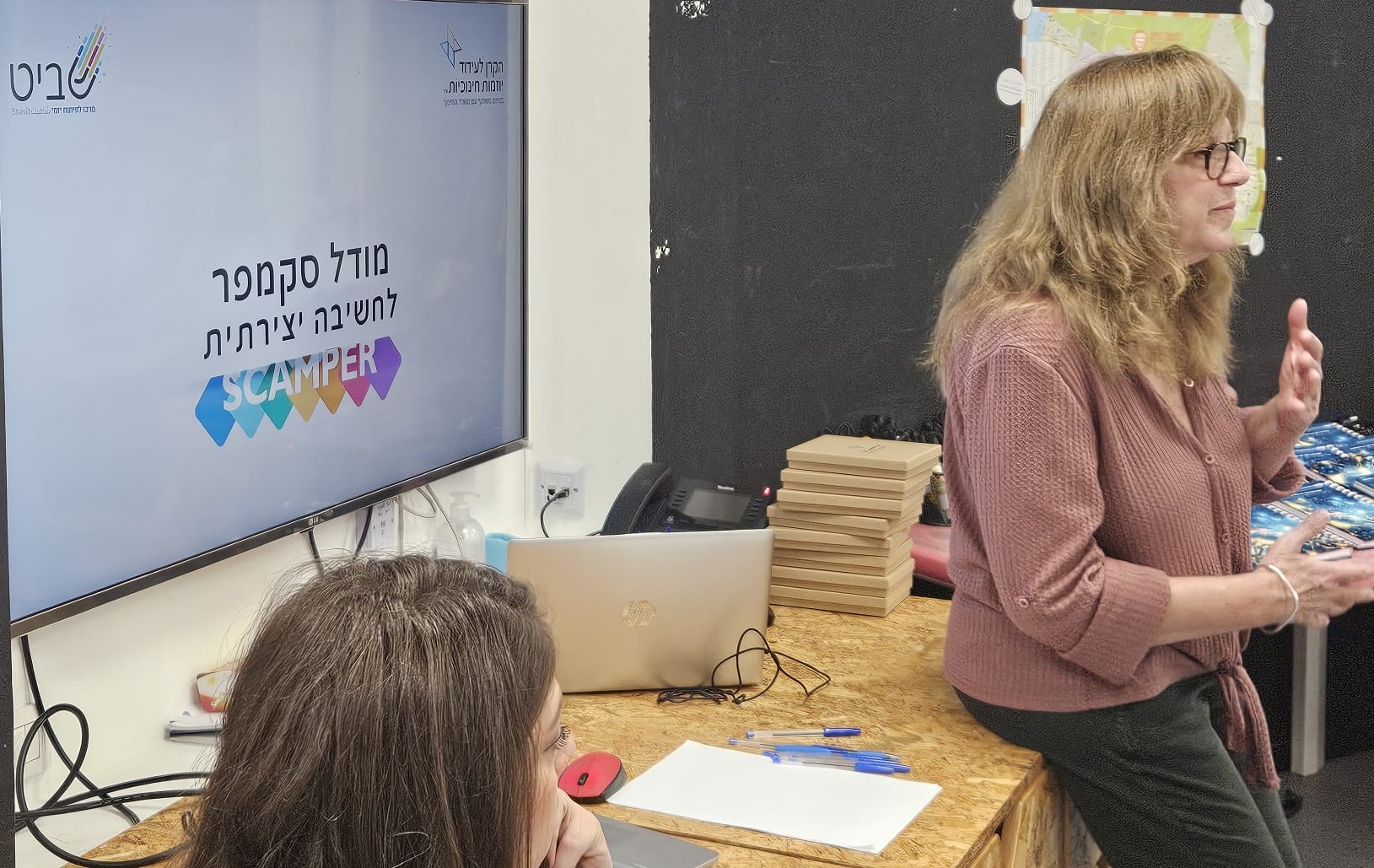 מורה מציגה מודל סקמפר