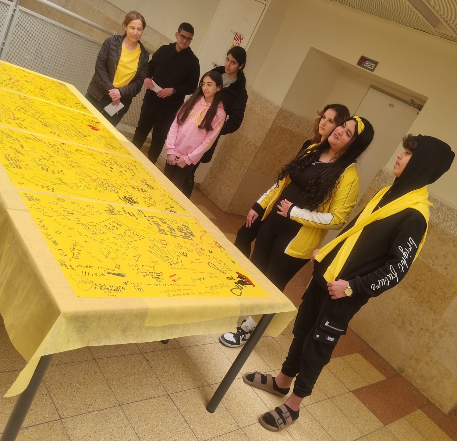 תלמידים סביב שולחן יצירה